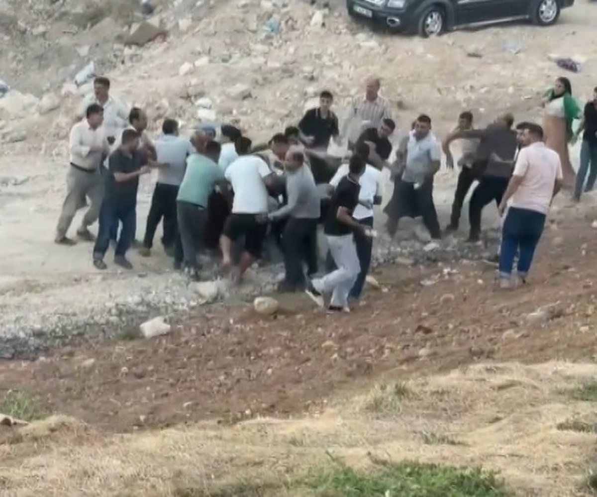 Gaziantep Şahinbey'de taş ve sopalı kavgaya polis biber gazıyla müdahale etti