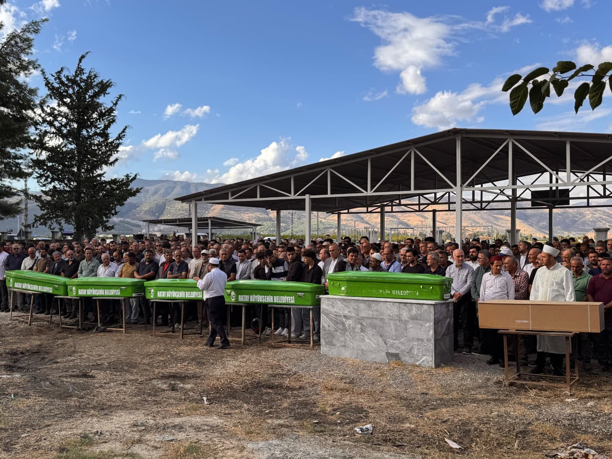 Gaziantep'te otobüsle çarpışan otomobilde ölen 7 kişi Hatay'da toprağa verildi