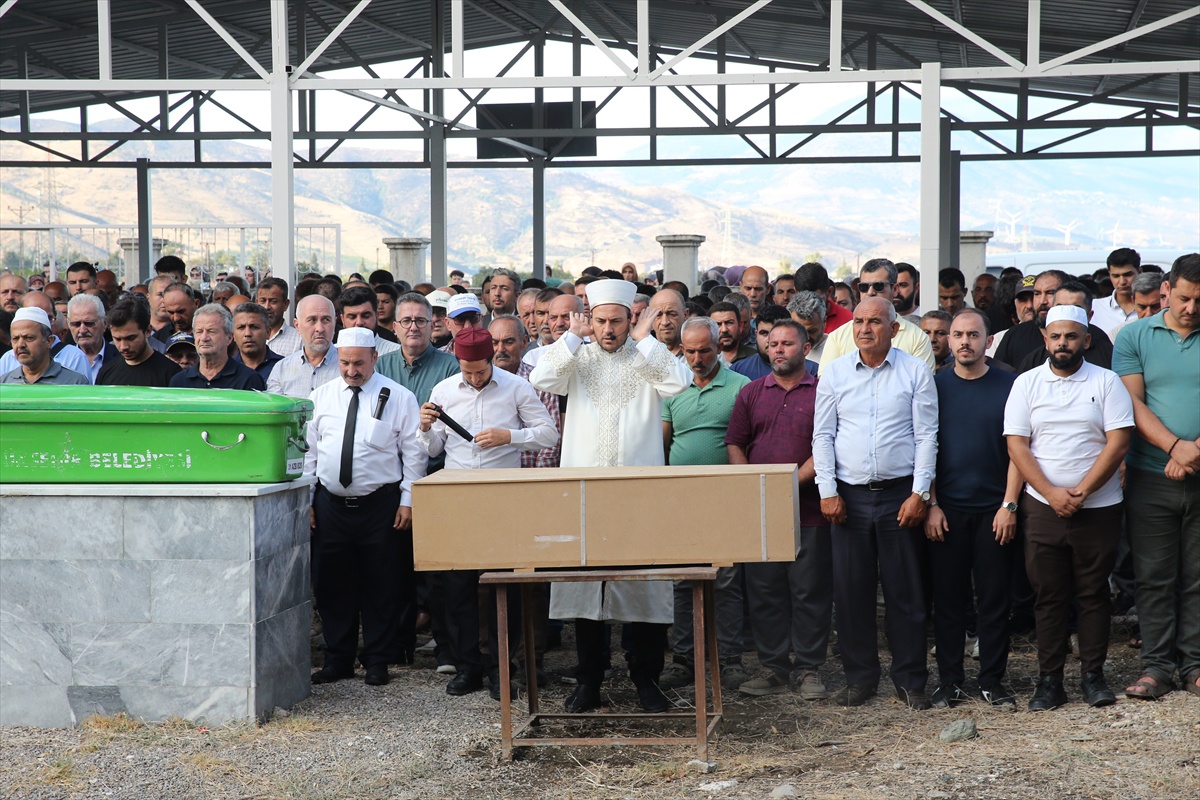 Gaziantep'teki kazada ölen aynı aileden 7 kişi Hatay Antakya'da toprağa verildi
