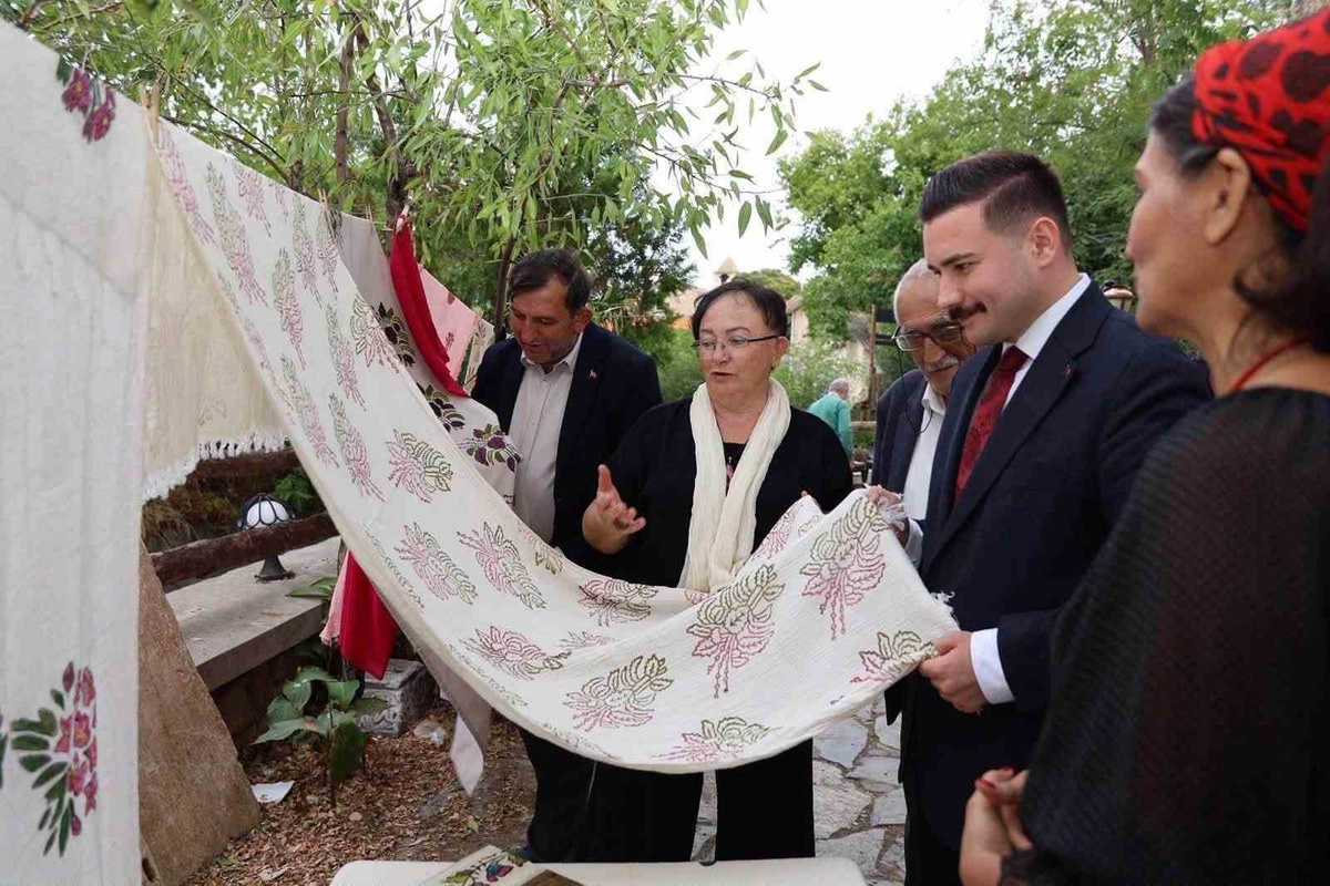 Gökçeada'da Tokat yazmacılığı sergisi düzenlendi, Kaymakam Acar eserleri inceledi