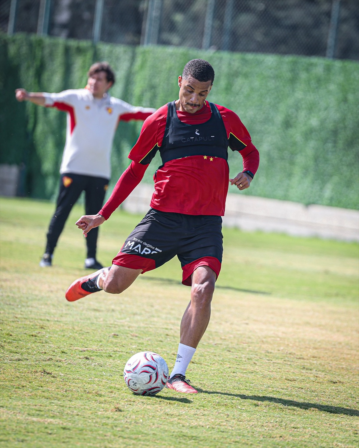 Göztepe, Eyüpspor deplasmanı hazırlıklarını çift antrenmanla sürdürdü