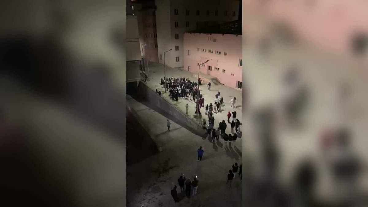 Hakkari'de Afife Kız Öğrenci Yurdu'nda öğrenciler su kesintilerini protesto etti