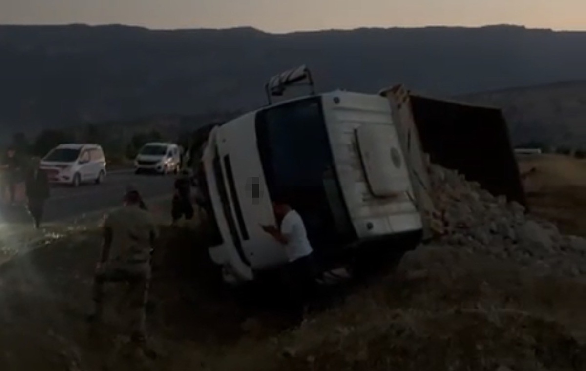 Hakkari Derecik'te freni boşalan kum yüklü kamyonet devrildi, sürücü yaralandı