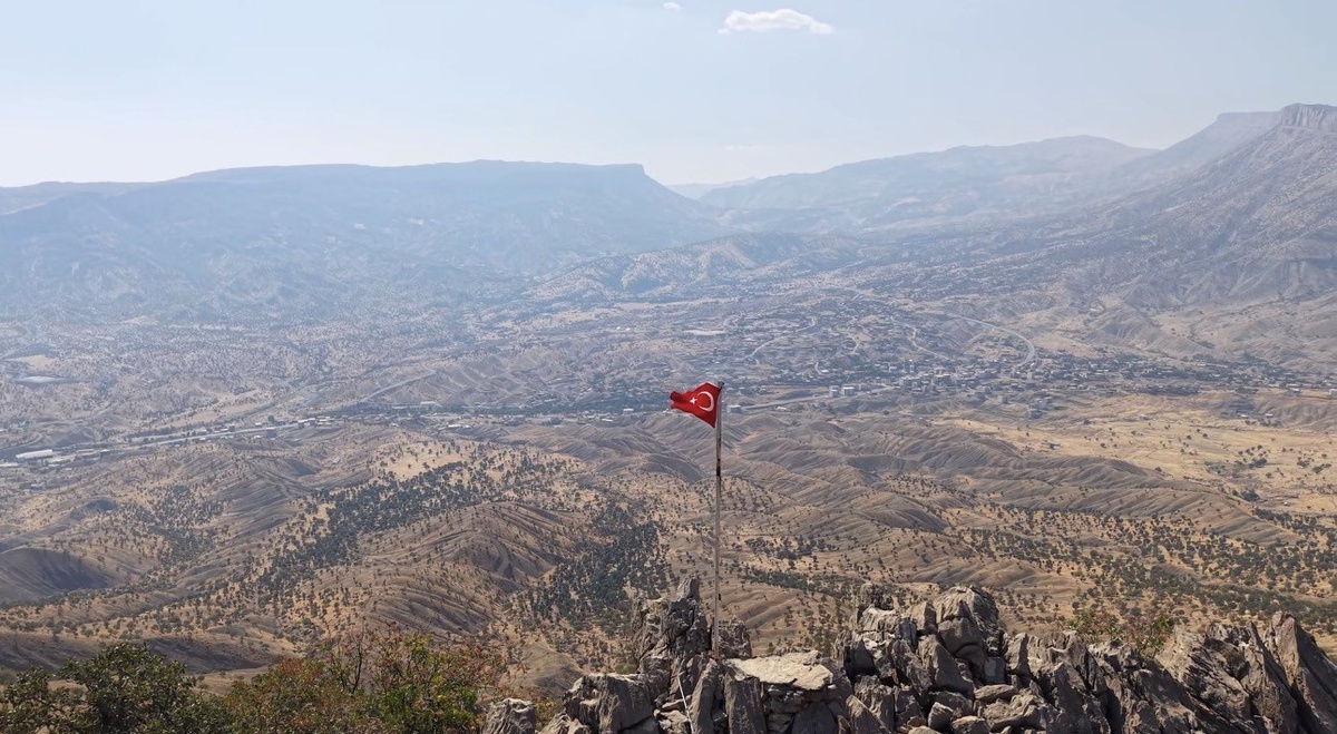 Hakkari Derecik'te yıpranan Türk bayrağı gazeteci tarafından yenilendi
