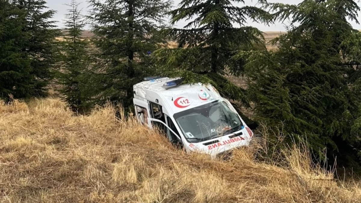 Han'dan Eskişehir'e hasta taşıyan ambulans kaza geçirdi, 3 yaralıdan 1'i ağır