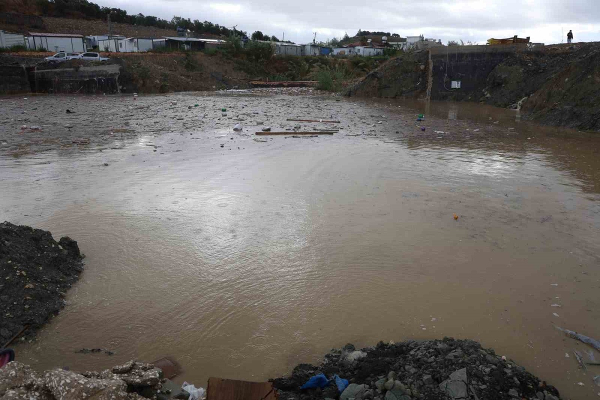 Hatay'da şiddetli yağış dereyi taşırdı, Antakya'da yol toprak kaymasıyla kapandı