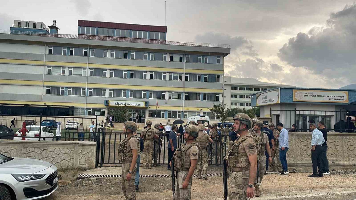 İlk bilgilere göre Osmaniye'de öğretmen yeğeni tarafından silahla vurularak öldü.