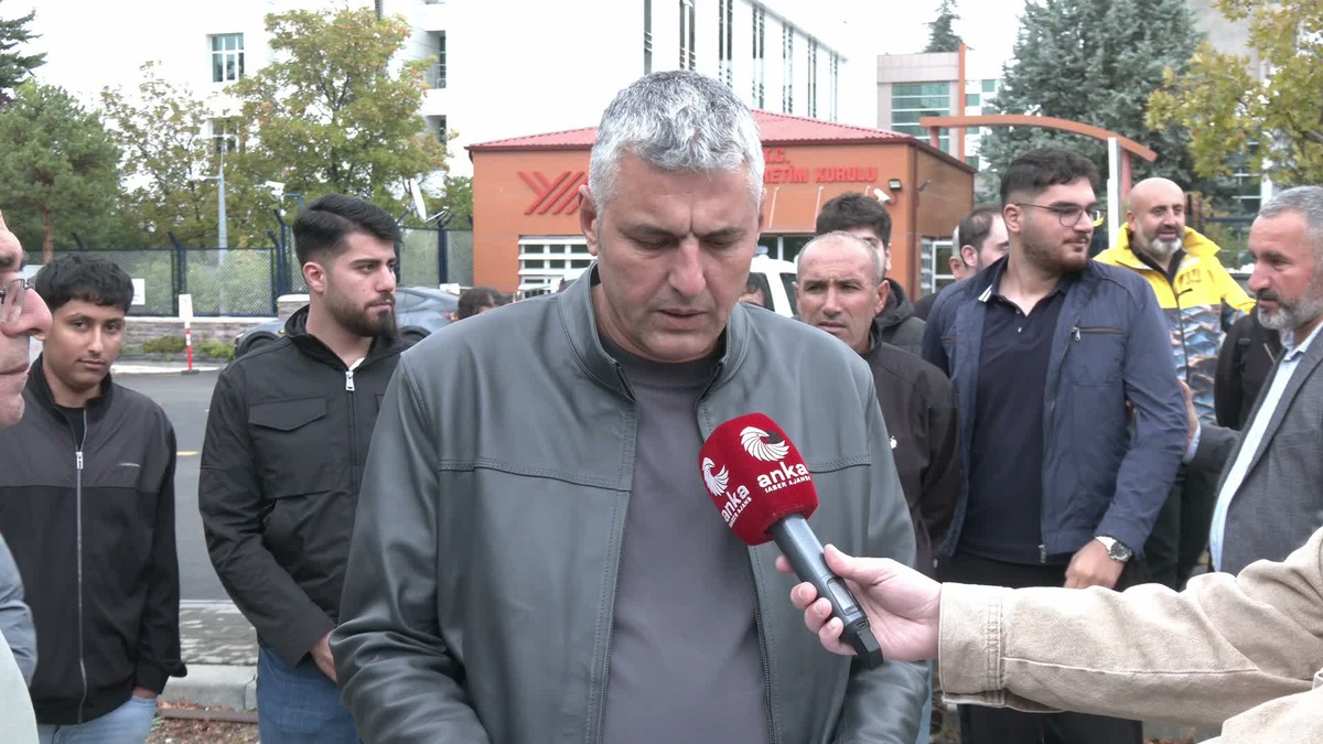 İran'daki Türk öğrenciler ve ailelerinden YÖK önünde çözüm talebi