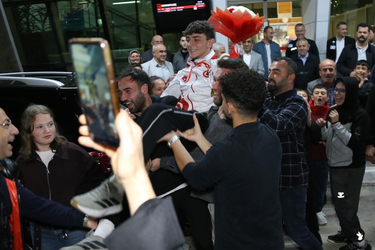 İsrailli rakibini yenerek dünya şampiyonu olan milli sporcuya Kastamonu'da coşkulu karşılama