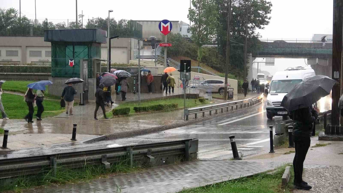 İstanbul Anadolu Yakası'nda yağış sürdü, ana arterlerde trafik yoğunlaştı