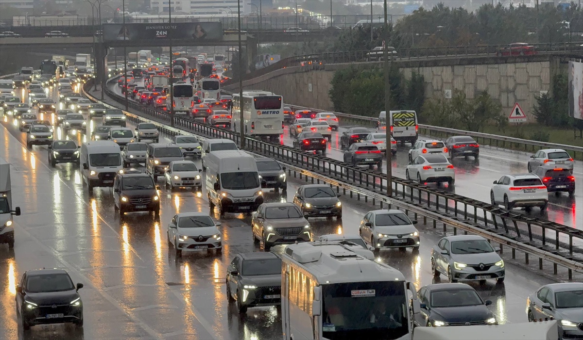 İstanbul'da yağışın da etkisiyle sabah saatlerinde trafik yoğunluğu