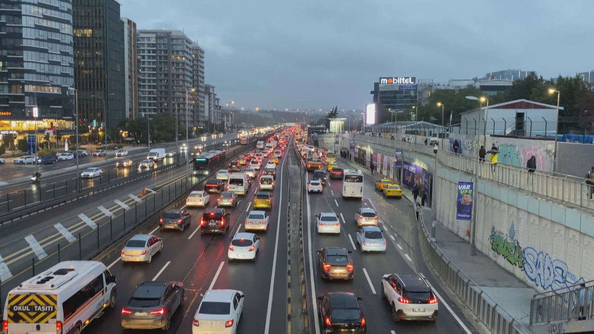 İstanbul'da yağışla birlikte trafik yoğunluğu saat 18.30'da yüzde 78'e ulaştı
