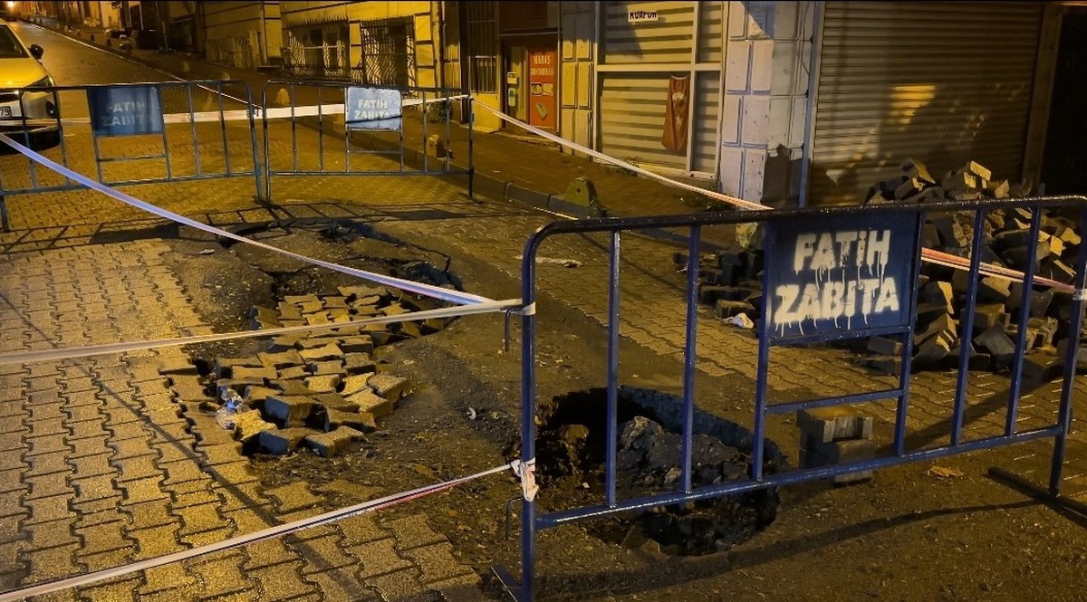 İstanbul Fatih'te sağanak sonrası çöken yolda kamyon ve otomobil çukura düştü