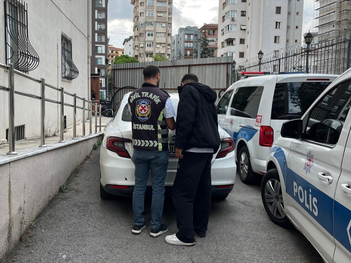 İstanbul Kadıköy'de otomobilin üstünde yolcu taşıyan sürücüye 14 bin 719 lira ceza kesildi