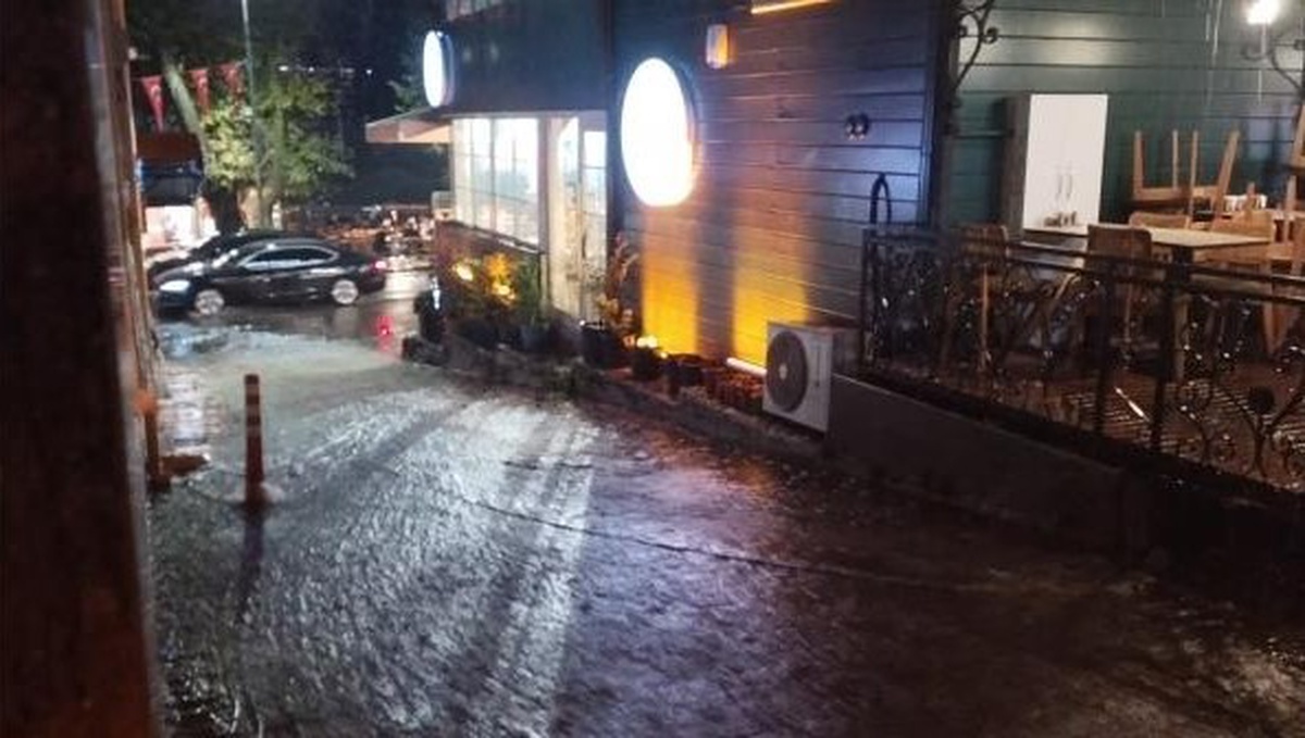 İstanbul'un Anadolu yakasında sağanak, Çengelköy ve Küçüksu'da yolları göle çevirdi