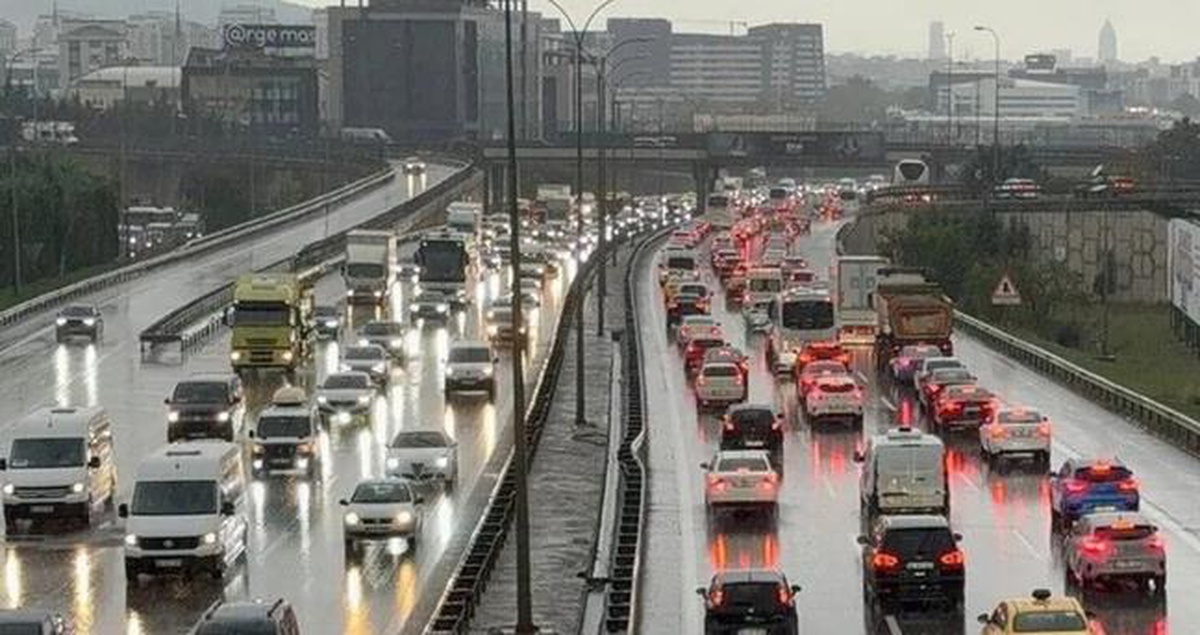 İstanbul'da trafik var mı? SON DAKİKA! 28 Eylül Pazartesi hangi ilçelerde trafik var, hangi yollar kapalı?