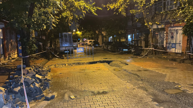 İstanbul’da sağanak yağış nedeniyle su baskını, yol çökmesi ve toprak kayması