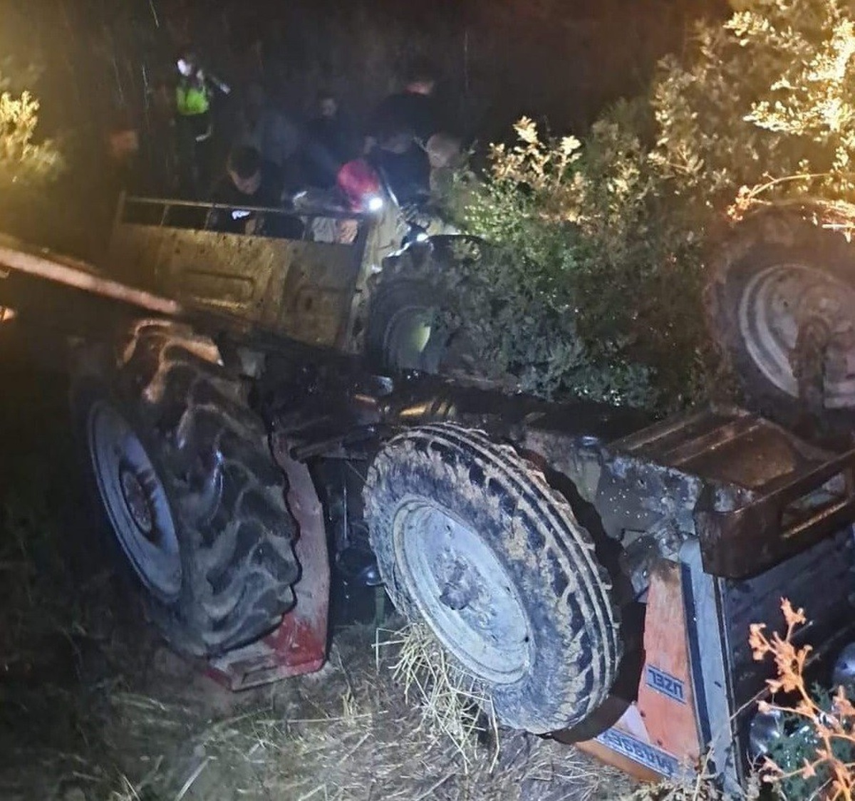 İzmir Kiraz'da tarla yolunda devrilen traktörün altında kalan sürücü öldü.