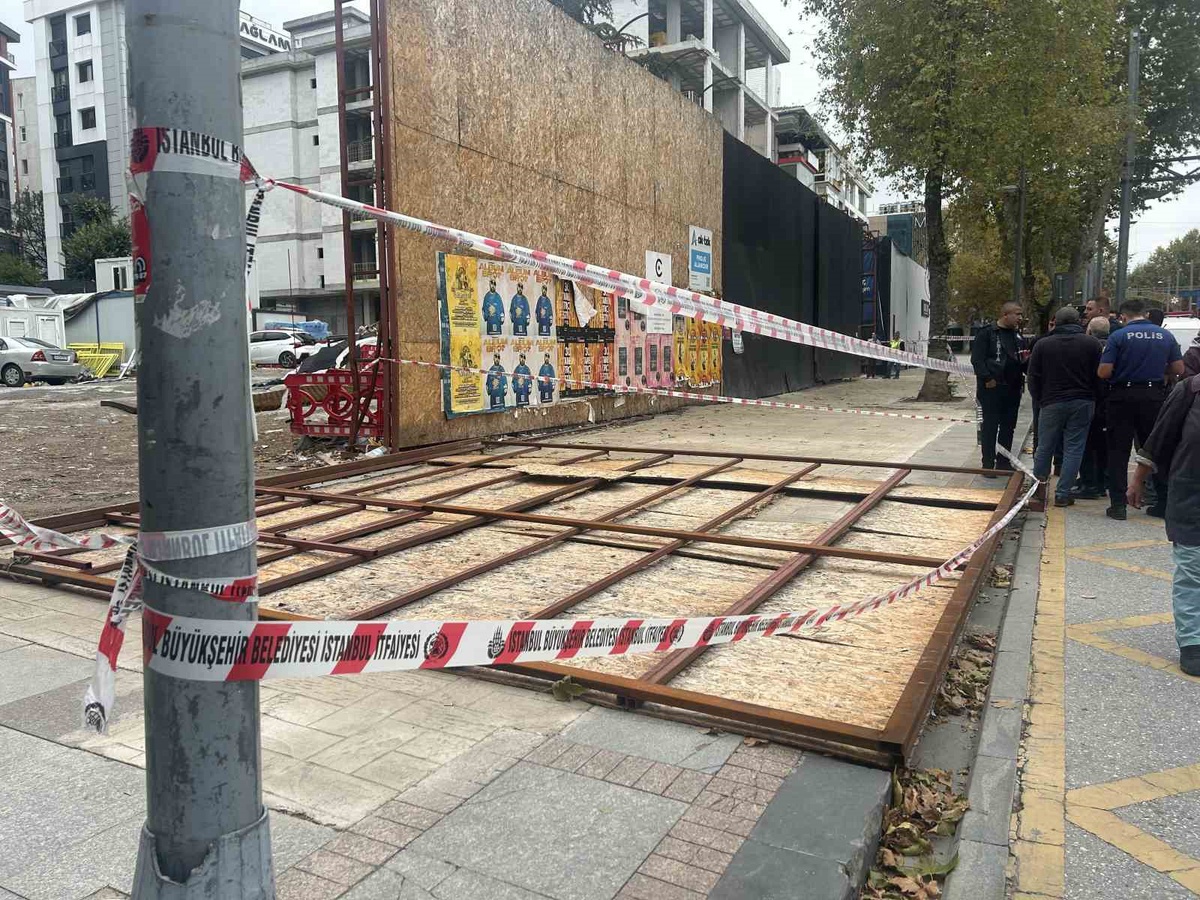 Kadıköy Bağdat Caddesi'nde şantiye panosu devrildi, 2 vatandaş hafif yaralandı