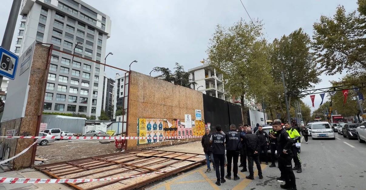 Kadıköy’de inşaatın dış koruma kaplaması vatandaşların üzerine düştü: 2 yaralı