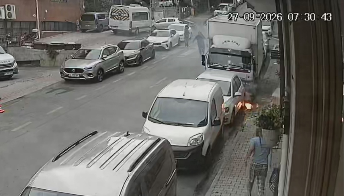 Kağıthane'de yer altı kabloları alev aldı! Sürücü aracını çekerken patlama anı kamerada