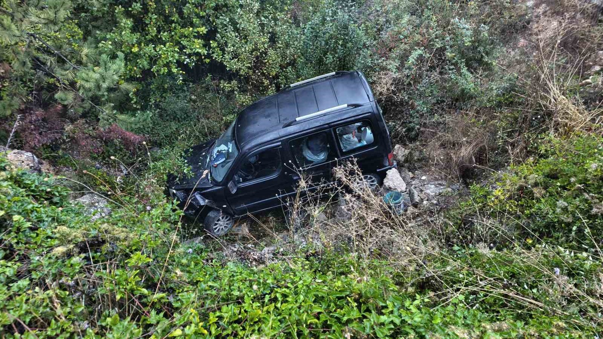 Karabük'te kaygan yolda şarampole uçan hafif ticari araçta 1 kişi yaralandı