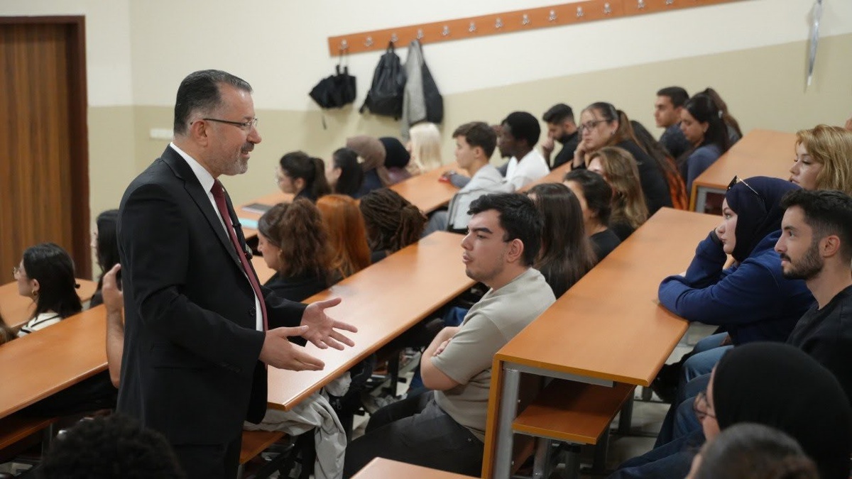 Karabük Üniversitesi Rektörü Kırışık, ilk derste 'Terörsüz Türkiye' hedefini anlattı