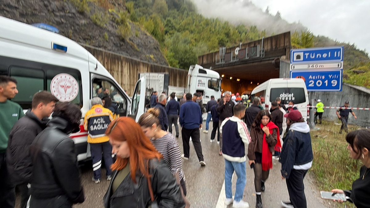 Karabük yolunda TIR ile minibüs çarpıştı, minibüs sürücüsü öldü, 11 kişi yaralandı