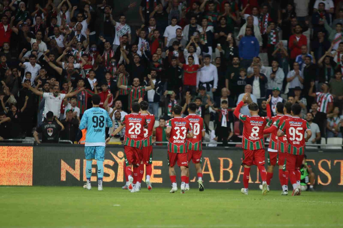 Karşıyaka 3. Lig 2. Grup'ta ilk 4 haftada galibiyet alamadı, Basatemür istifa etti