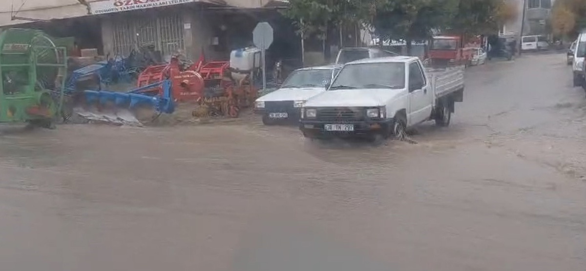 Kayseri Develi'de sağanak yollarda su birikintileri oluşturdu, sürücüler zorlandı