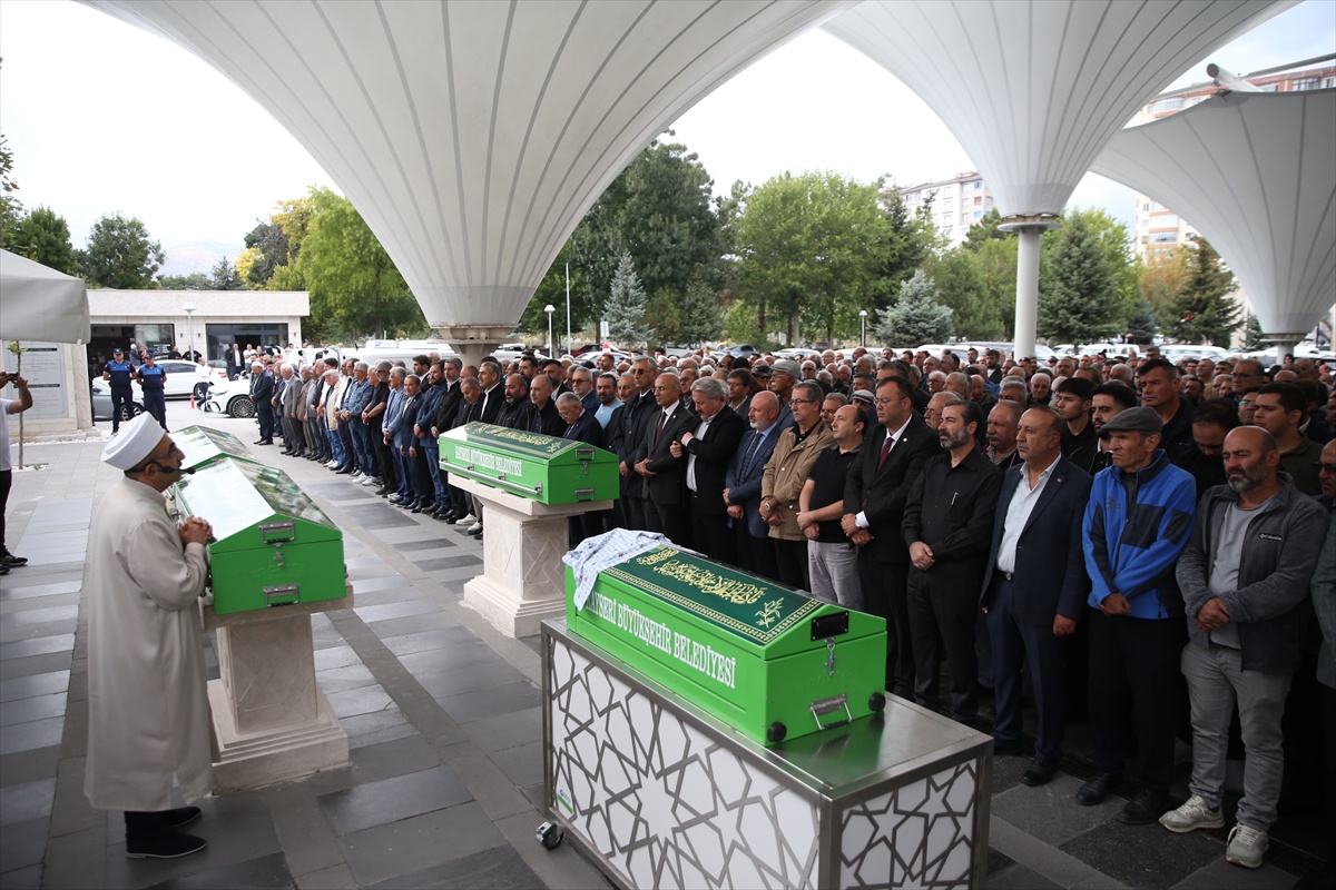 Kayseri Hacılar'da babasının kucağında başına taş düşen 3 yaşındaki çocuk defnedildi