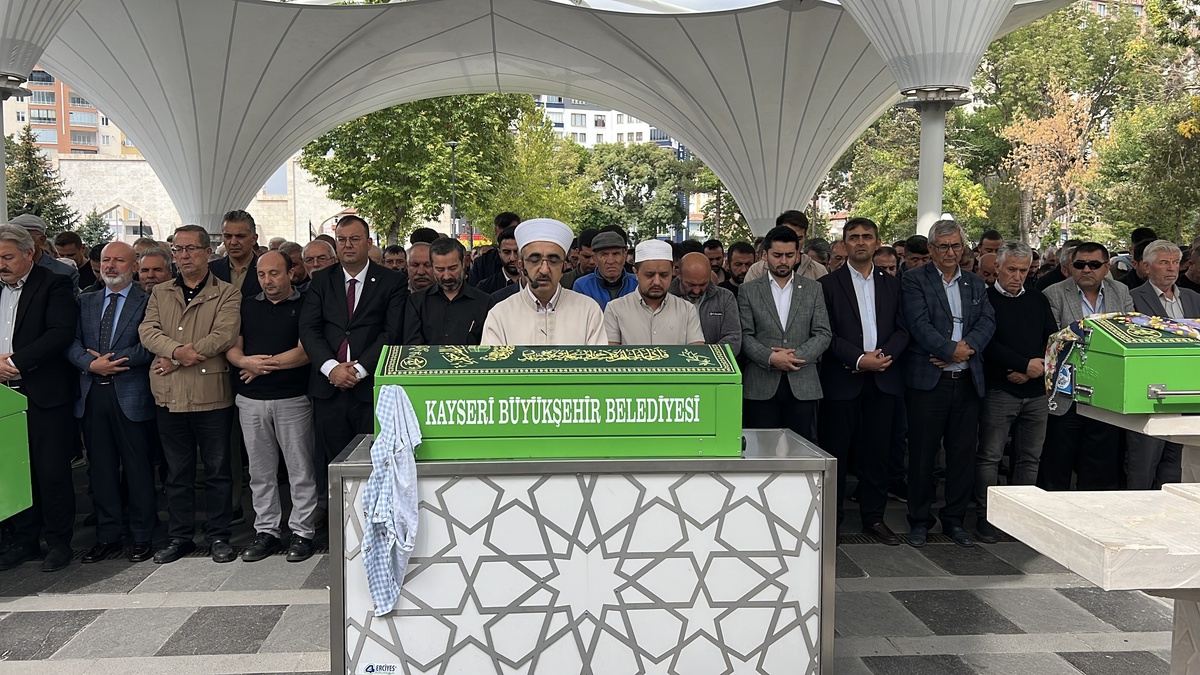 Kayseri Hacılar'da babasının kucağındayken üzerine kaya düşen çocuk toprağa verildi