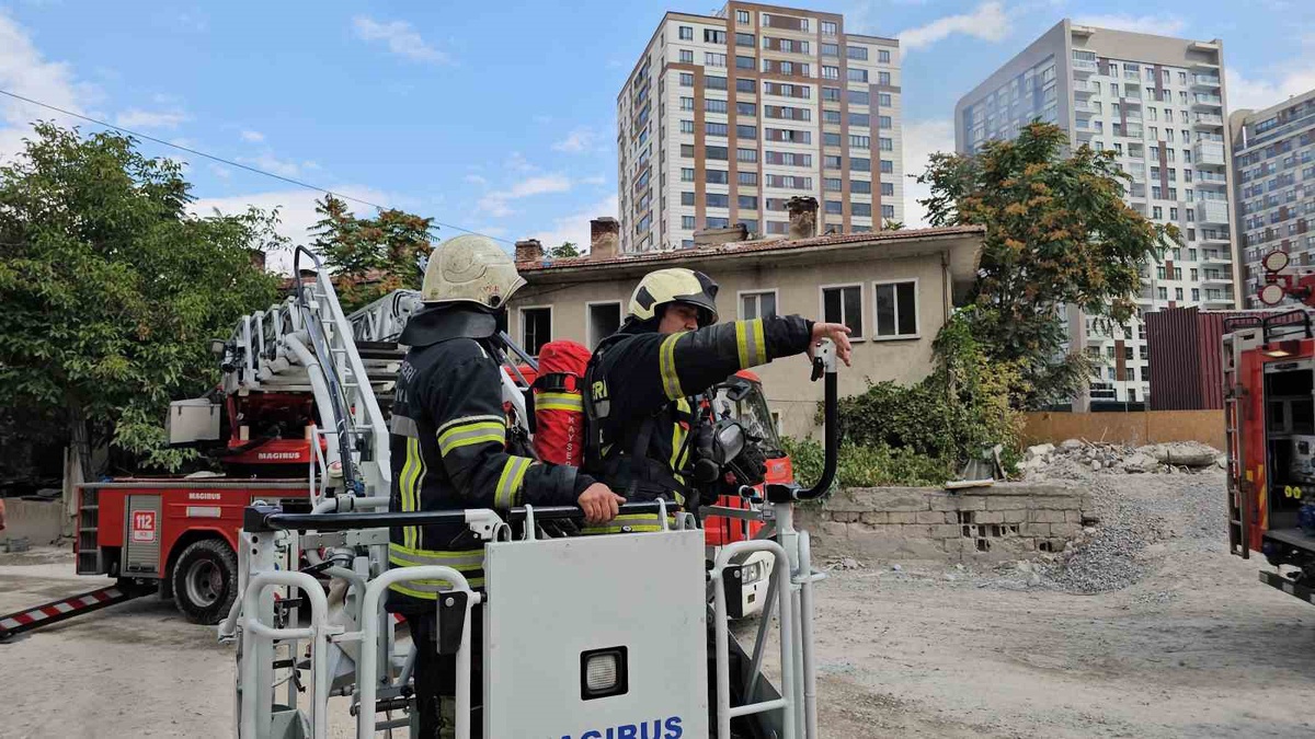 Kayseri Kocasinan'da metruk evin çatısındaki yangın itfaiye ekiplerince söndürüldü