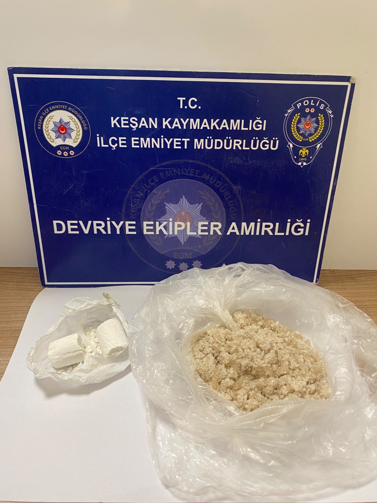 Keşan'da taksiyle uyuşturucu ticareti yaptıkları belirlenen 2 şüpheli tutuklandı