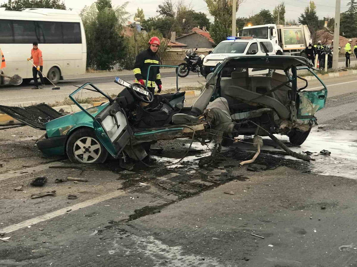 Konya Ereğli'de alkollü sürücü çarptı, Fiat Tofaş ikiye bölündü; 2 sürücü yaralandı