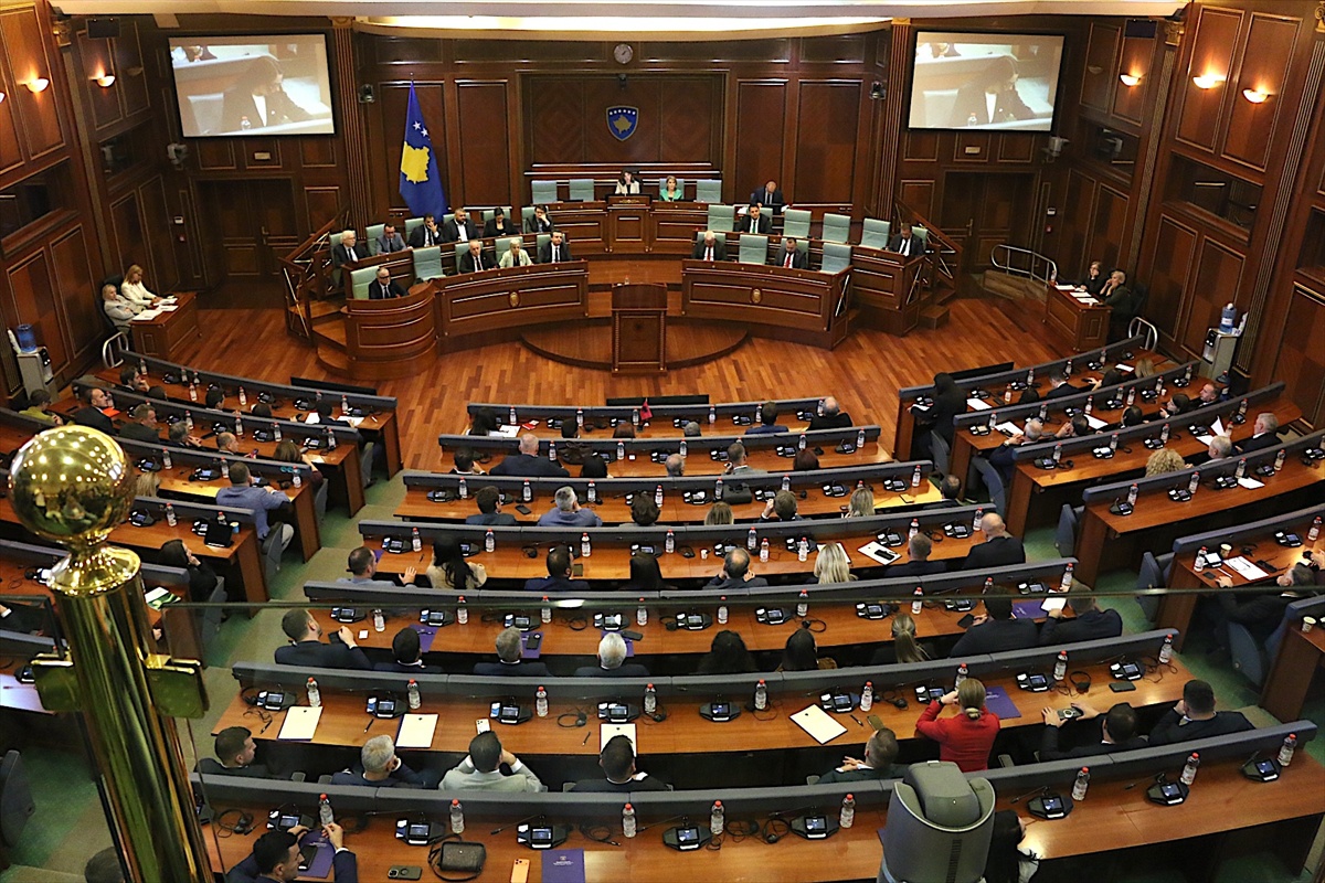 Kosova Meclisi, UÇK komutanlarına verilen Lahey cezasını kınayan bildiriyi kabul etti