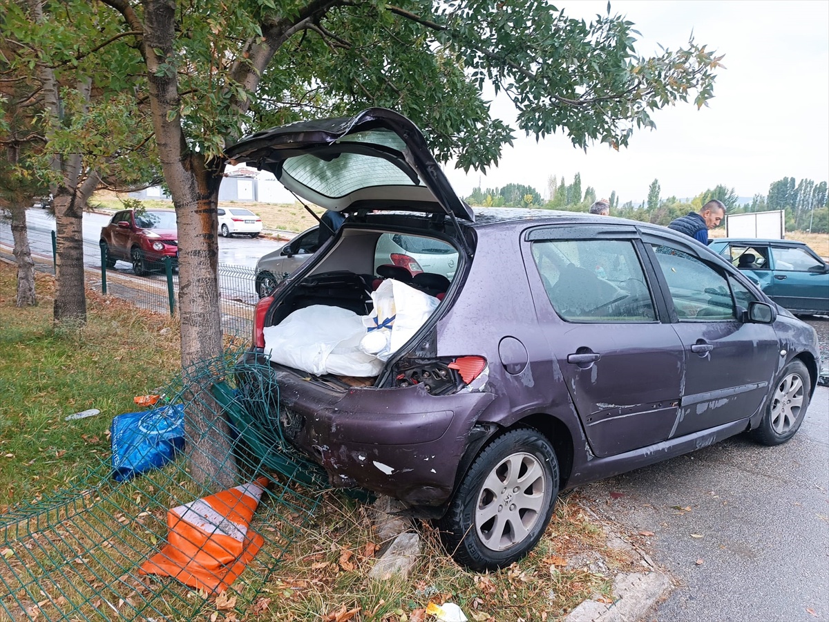 Kütahya Akkent'te otomobil park halindeki araca ve duvara çarptı, sürücü yaralandı
