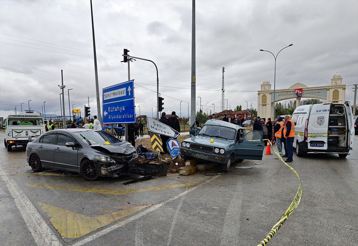 Kütahya Altıntaş'ta iki otomobil çarpıştı, 2 kişi hayatını kaybetti, 3 kişi yaralandı