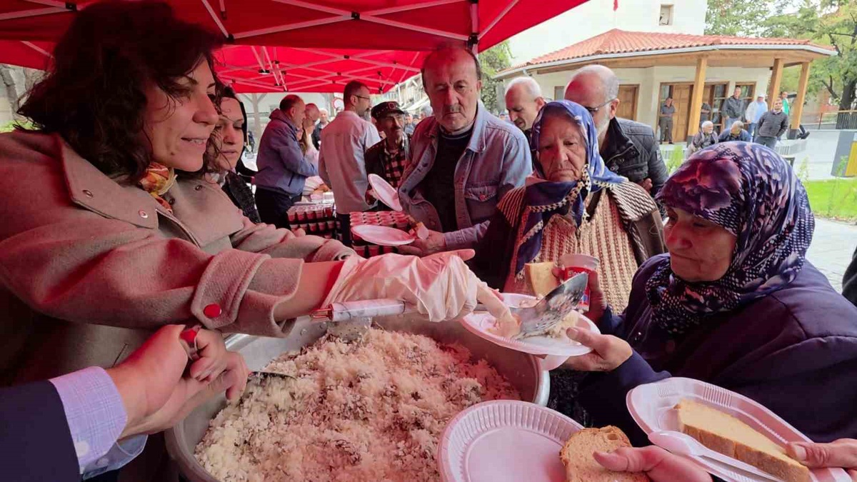 Kütahya'da Mevlânâ'nın doğumunun 819. yıl dönümünde pilav ve ayran ikram edildi