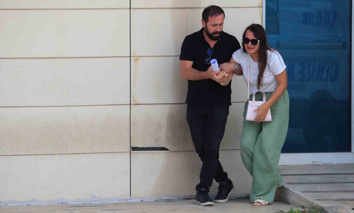 Manavgat'ta devrilen tırın altında kalan 2 kadından birinin cenazesini ablası aldı