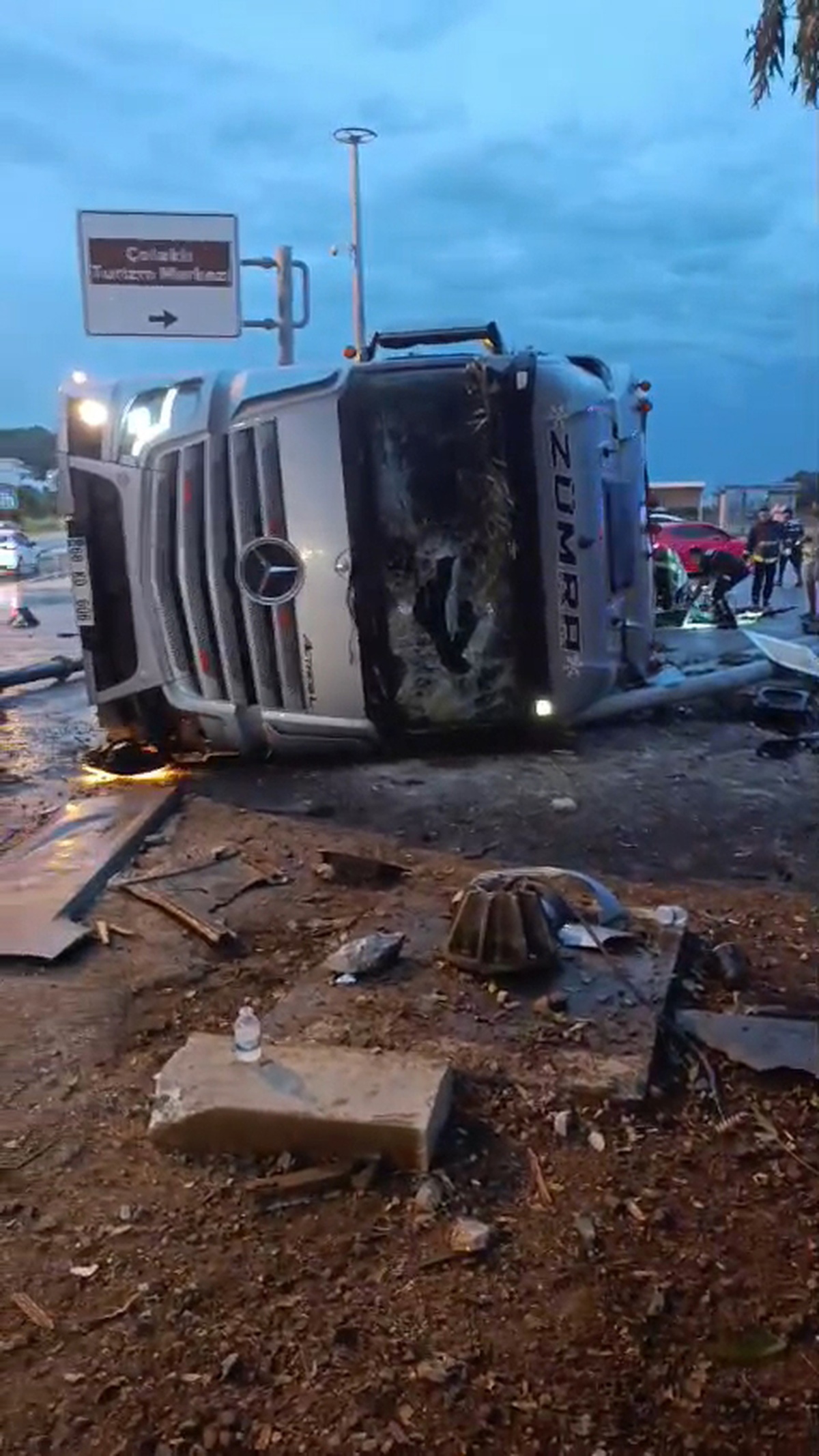 Manavgat'ta TIR dolmuş durağına devrildi, 2 kişi öldü, TIR sürücüsü gözaltına alındı