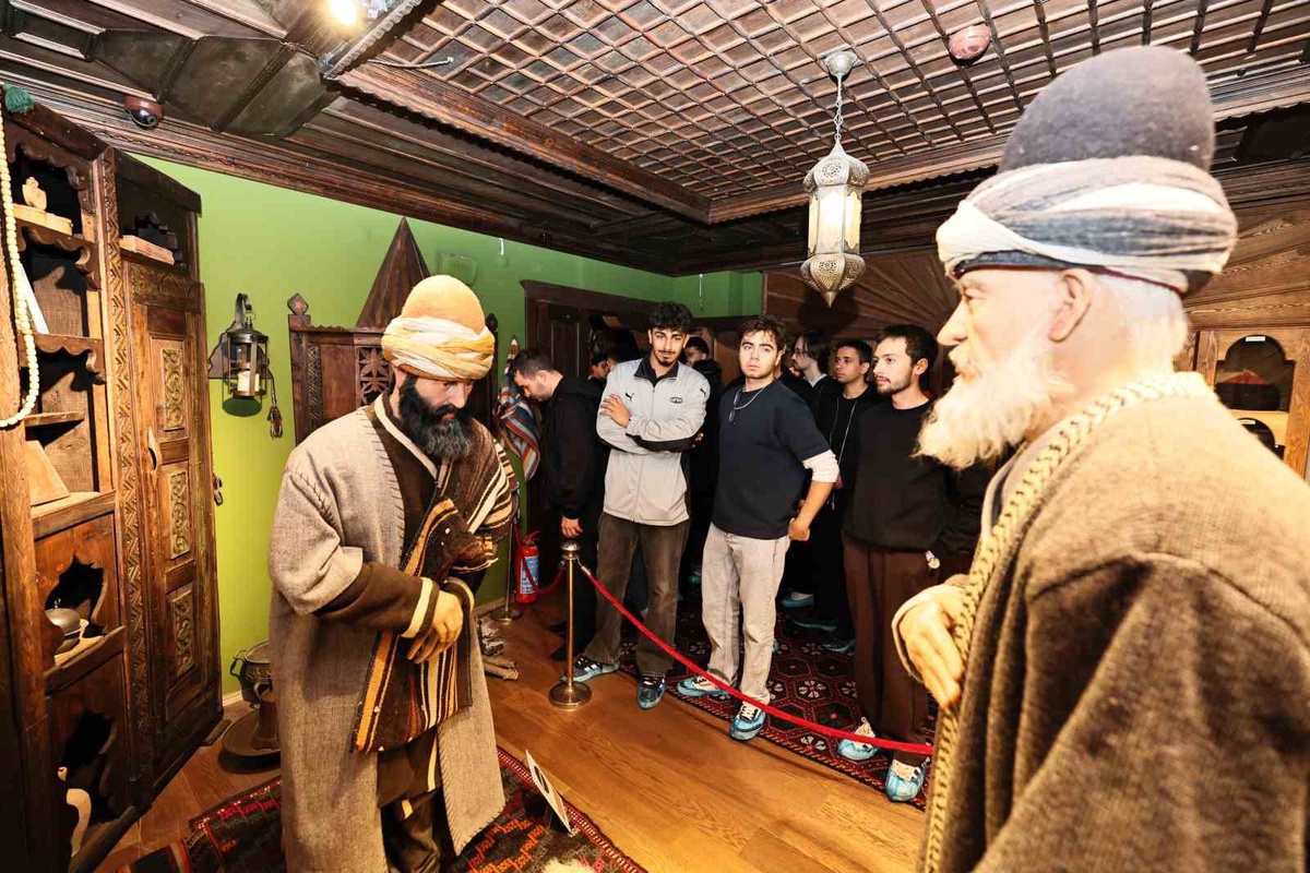 Manisa GSB yurtlarındaki yeni üniversiteliler şehir turuyla tarihi mekanları gezdi