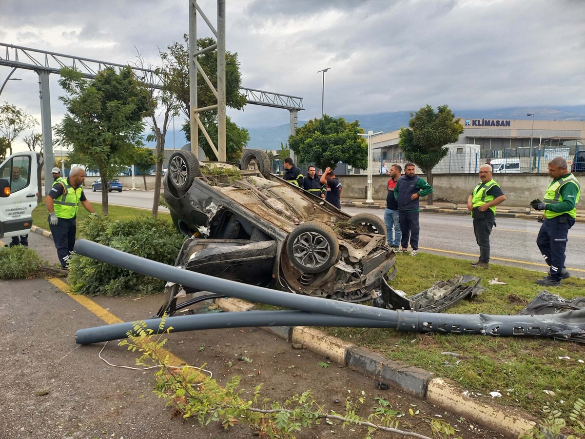 Manisa Yunusemre'de takla atan otomobilin sürücüsü Muhammed Efe Canbaz ağır yaralandı