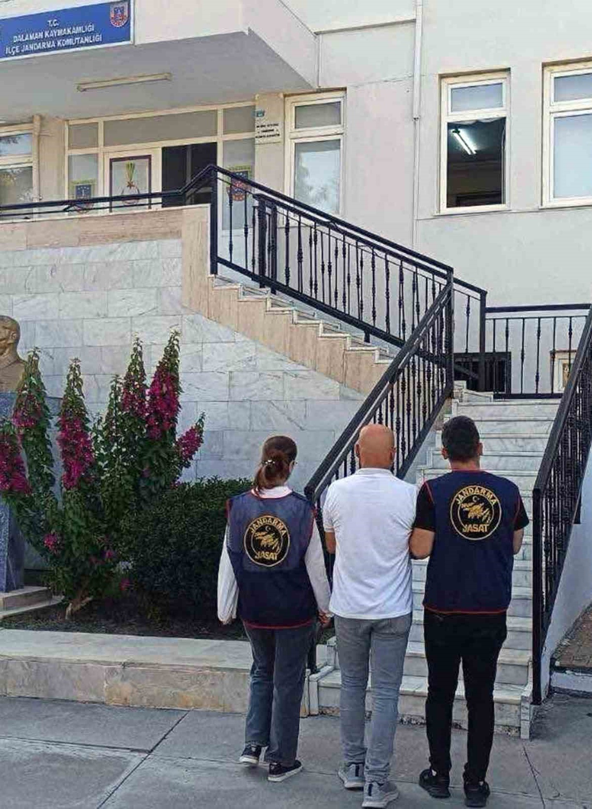 Muğla'da jandarma denetimlerinde 96 aranan şahıs yakalandı, 13'ü tutuklandı