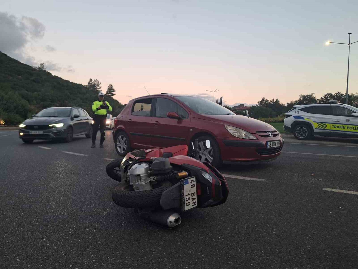 Muğla Menteşe'de kavşakta motosiklet ile otomobil çarpıştı, 1 kişi yaralandı