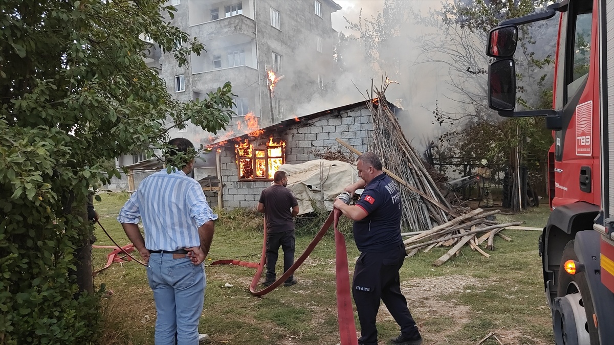 Muş'ta tandır evindeki yangın elektrik direğine sıçradı, ev kullanılamaz hale geldi