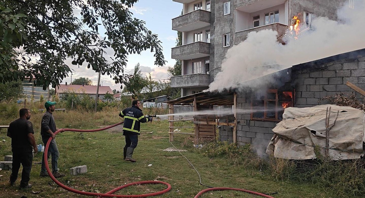 Muş'ta tandır yakılırken çıkan odunluk yangını elektrik direğine sıçradı