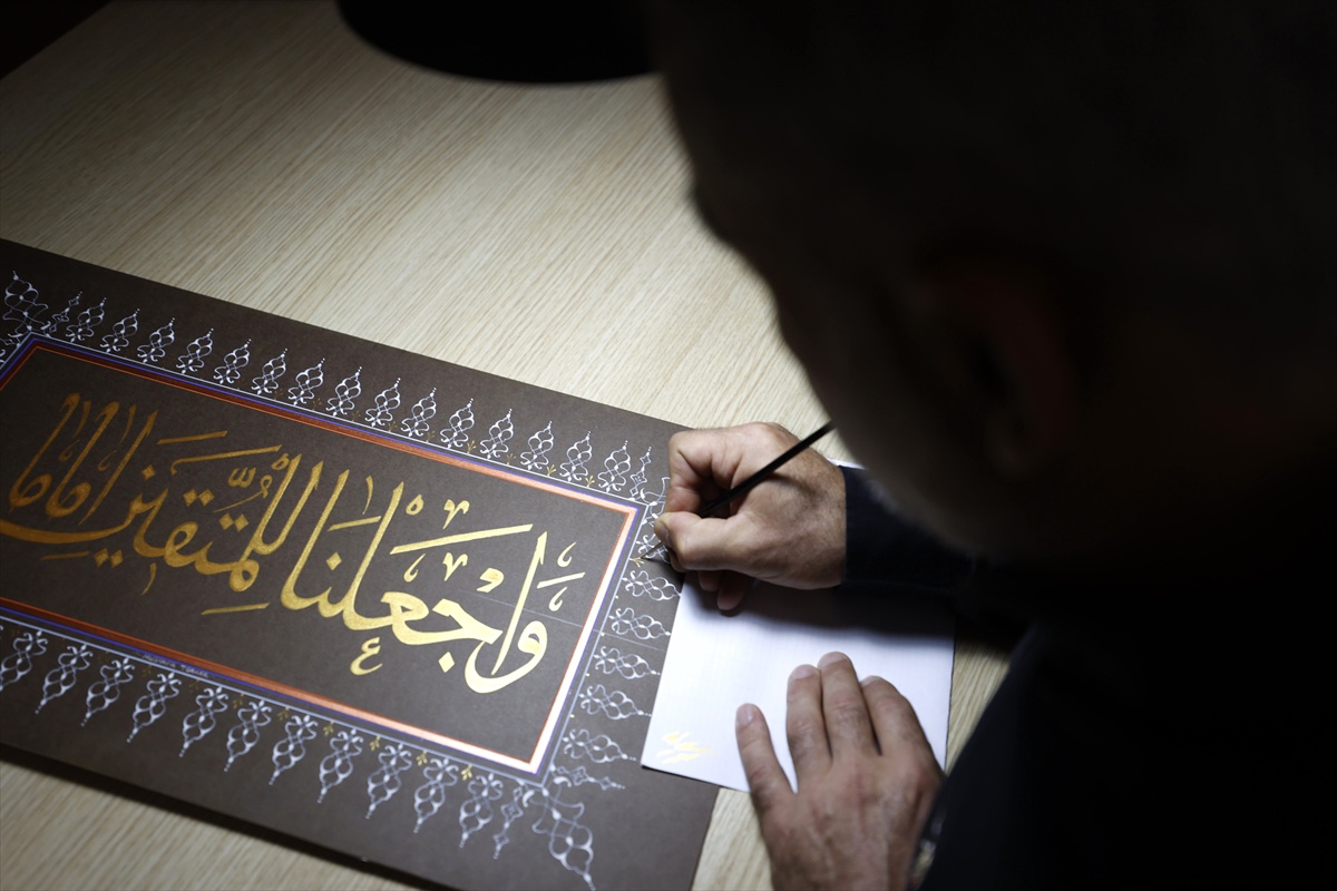 Öğrencilik döneminde ilgi duyduğu motifleri çeyrek asırdır nakşediyor