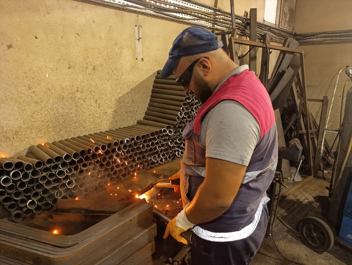Ordu Büyükşehir Belediyesi 19 ilçedeki parklar için atölyelerinde malzeme üretiyor