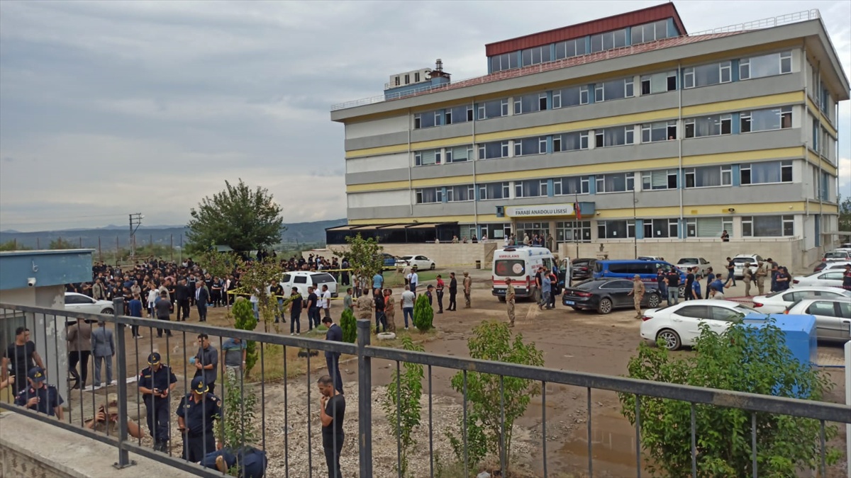 Osmaniye'de bir öğretmen, yeğeninin okul bahçesindeki silahlı saldırısında öldü